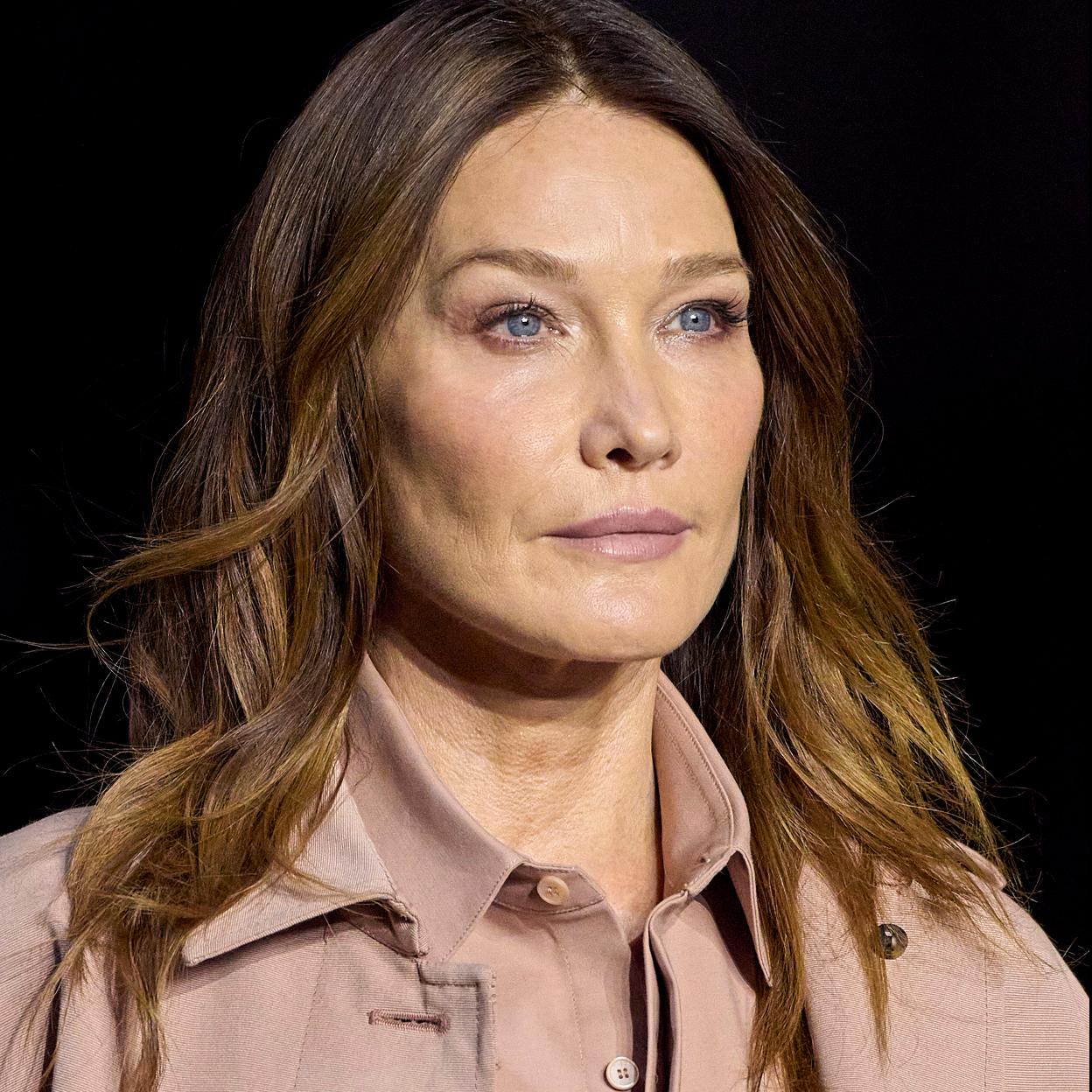 Carla Bruni luce una piel lisa y perfecta.