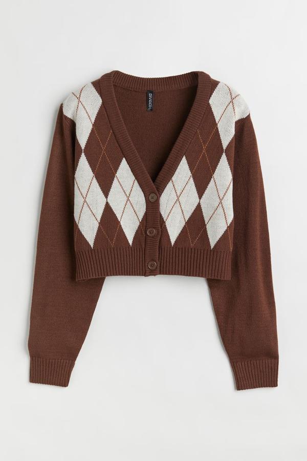 El cárdigan es otra de las prendas donde puedes llevar los rombos este otoño. Chaqueta de punto marrón de H&M (14,99 euros). 