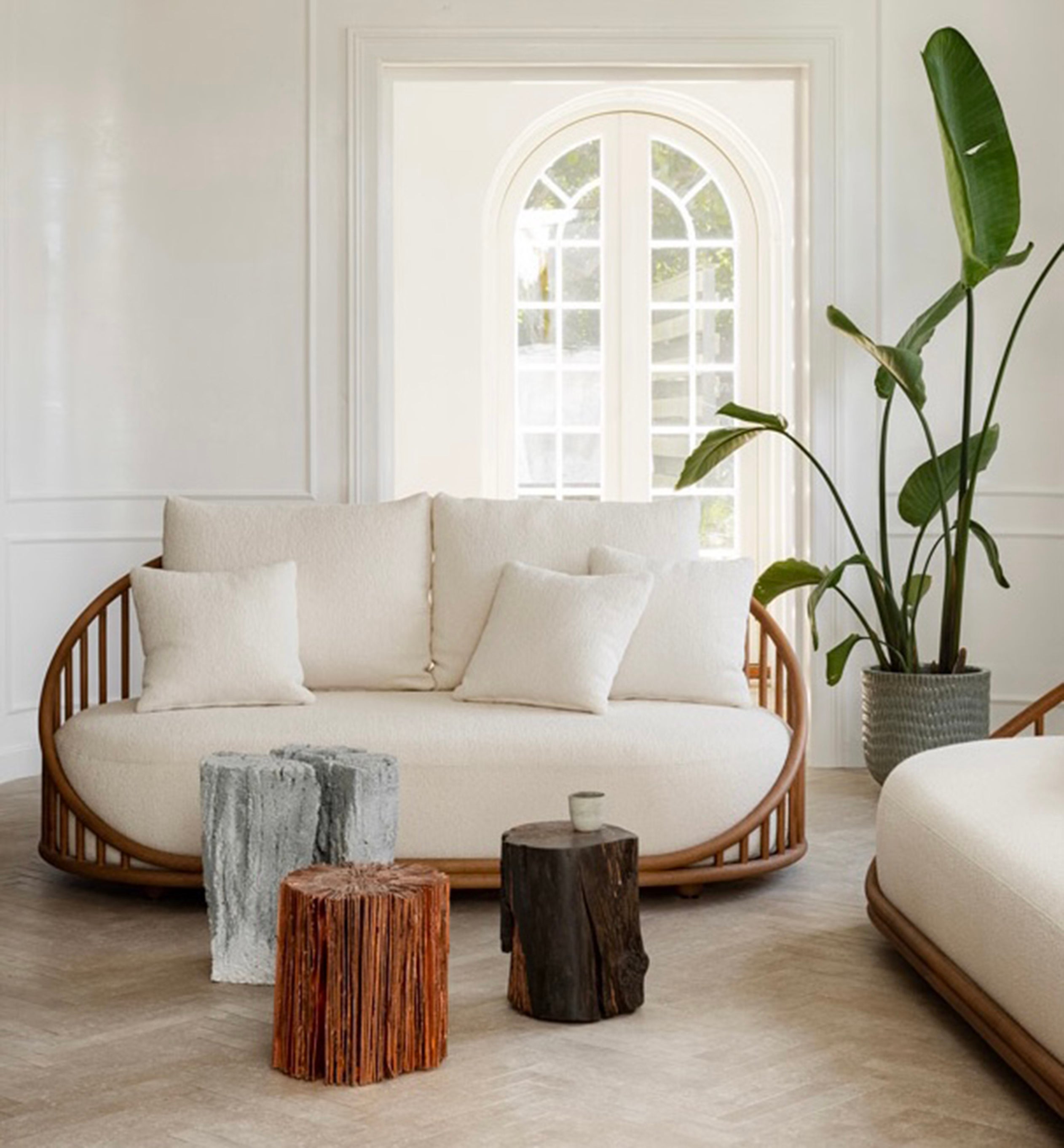 De nuevo en la calle de Pérez Galdós, los diseñadores Jose E. García y Paco Navarro huyen de tendencias pasajeras seleccionando artículos con personalidad propia que perduren en el tiempo. Un espacio vivo donde se entremezclan colecciones de moda, complementos, joyería, interiorismo, decoración y textiles nacionales e internacionales. Entre sus propuestas, las joyas de Helena Rohner, los bolsos de See by Chloé, los muebles de Casadeus y Foscarini, o las telas y papeles pintados de Pierre Frey.