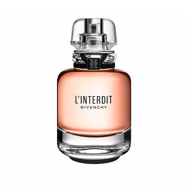 L'Interdit es todo un tributo a la feminidad atrevida, una invitación a desafiar las convenciones y aceptar tu singularidad. Un toque de flores blancas junto con notas intensas que desatan una atrevida luminosidad que coquetea con la oscuridad. El lado impactante de la sofisticación. Precio (frasco 35 ml): 34,99 euros en Douglas (precio habitual: 71,99 euros). Cómpralo aquí