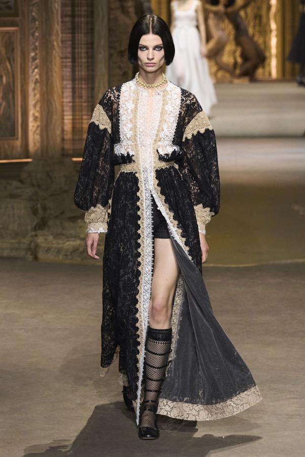 Maria Grazia se inspira en Catalina de Médici como referencia principal de su desfile, pero incluye elementos como corsés, tacones o el icónico encaje de Burano. Además, la propia diseñadora ha creado diferentes estampados sobre París, trazando un mapa de la ciudad francesa. 