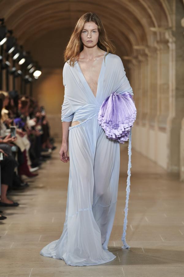 La londinense y ex Spice Girl elige París por primera vez para presentar su nueva colección. Sus diseños demuestran su lado más sensual, romántico y lo hace mediante el uso de transparencias, dejando atrás la sastrería. 