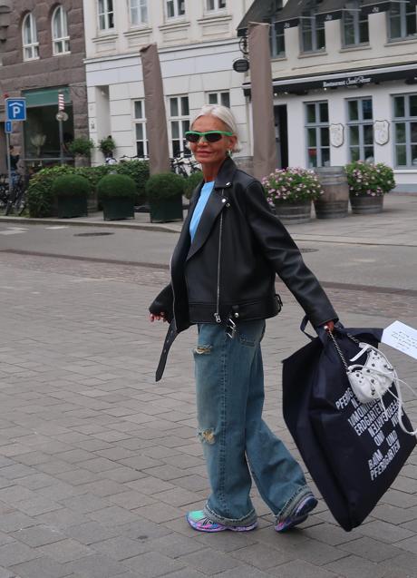 Imagen - Sácale partido a tu lado más desenfadado con unos vaqueros rotos/@GRACEGHANEM