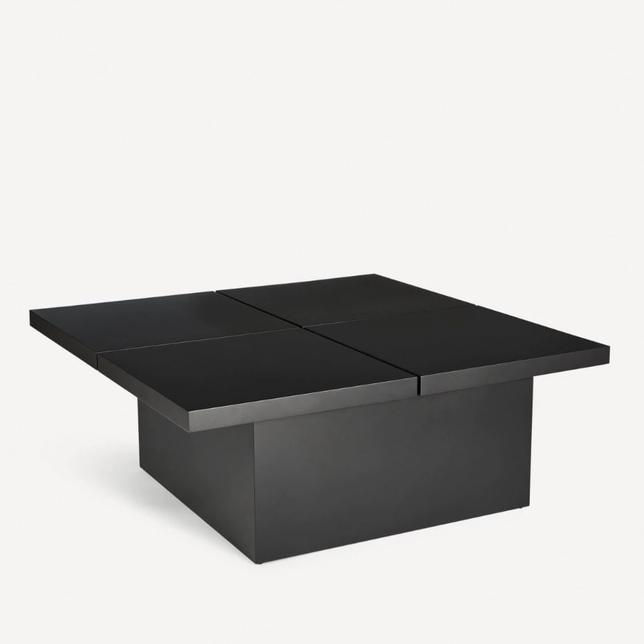 La nota de color en contraste la pone esta mesa de centro de diseño, que cuesta 1.095 euros en El Corte Inglés. Cómpralo aquí