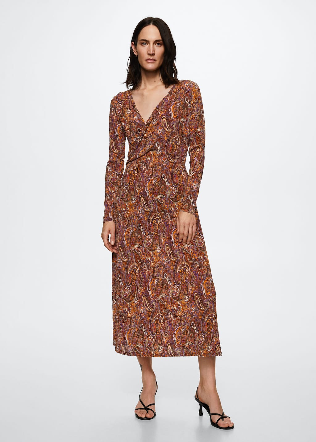 Es el estampado boho por excelencia y ahora aperece estampado sobre vestidos tan elegantes como este. Vestido midi de Mango (25,99 euros). 