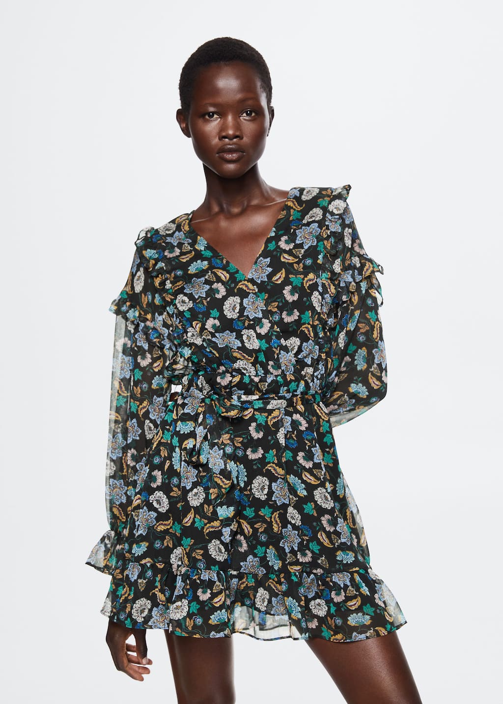 La versión más corta de este vestido estampado con flores. Los volantes rematan un traje perfecto. Vestido con estampado de flores de Mango (29,99 euros). 