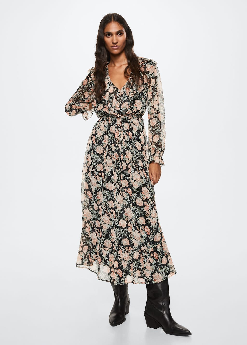 Las flores también son para el otoño. Un estampado en tonos oscuros que se adapta a los días más fríos del año. Vestido midi de Mango (39,99 euros). 