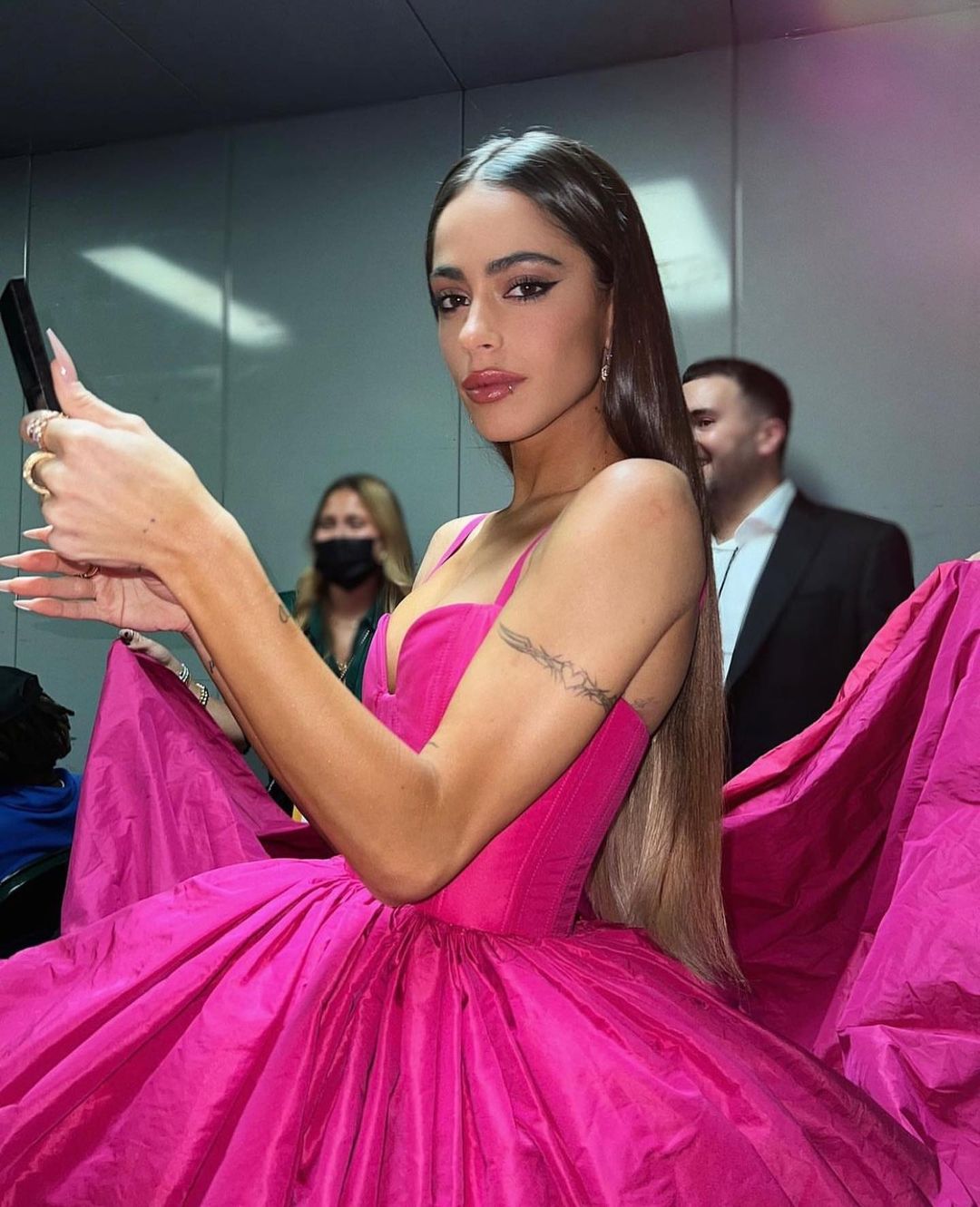 La cantante Tini Stoessel con un vestido rosa de la firma Made in Spain Redondo Brand. 