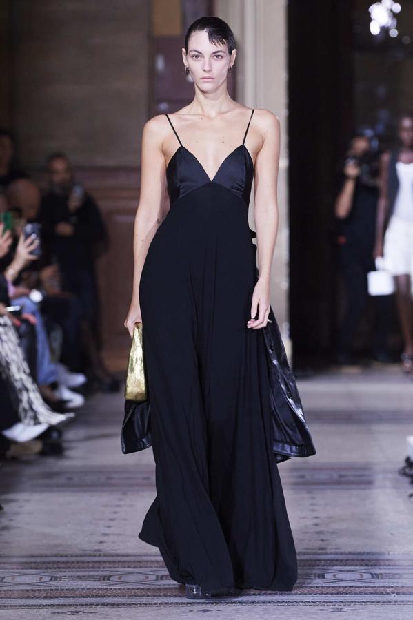 Minimalismo y saber hacer, dos ingredientes que hacen del desfile de Coperni toda una obra de arte.