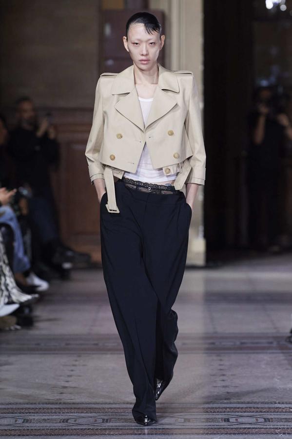 Coperni destaca por su minimalismo y estructuras puras que dejan estilismos muy prácticos y elegantes.