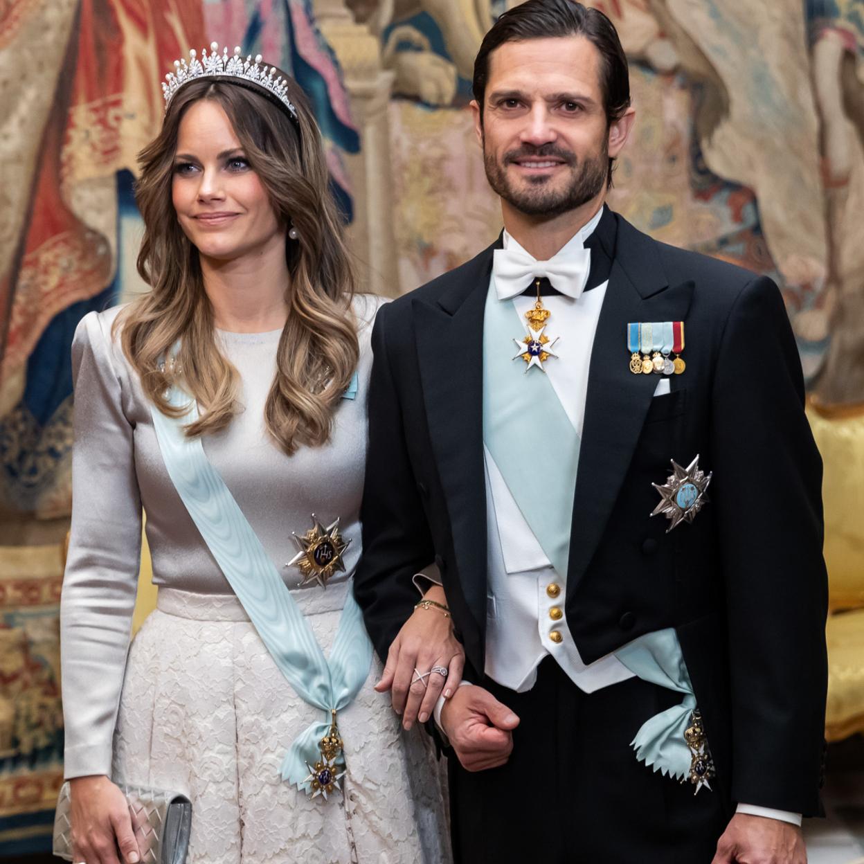 La princesa Sofía de Suecia y el príncipe Carlos Felipe posando en la cena de gala celebrada en el Palacio Real de Estocolmo. 