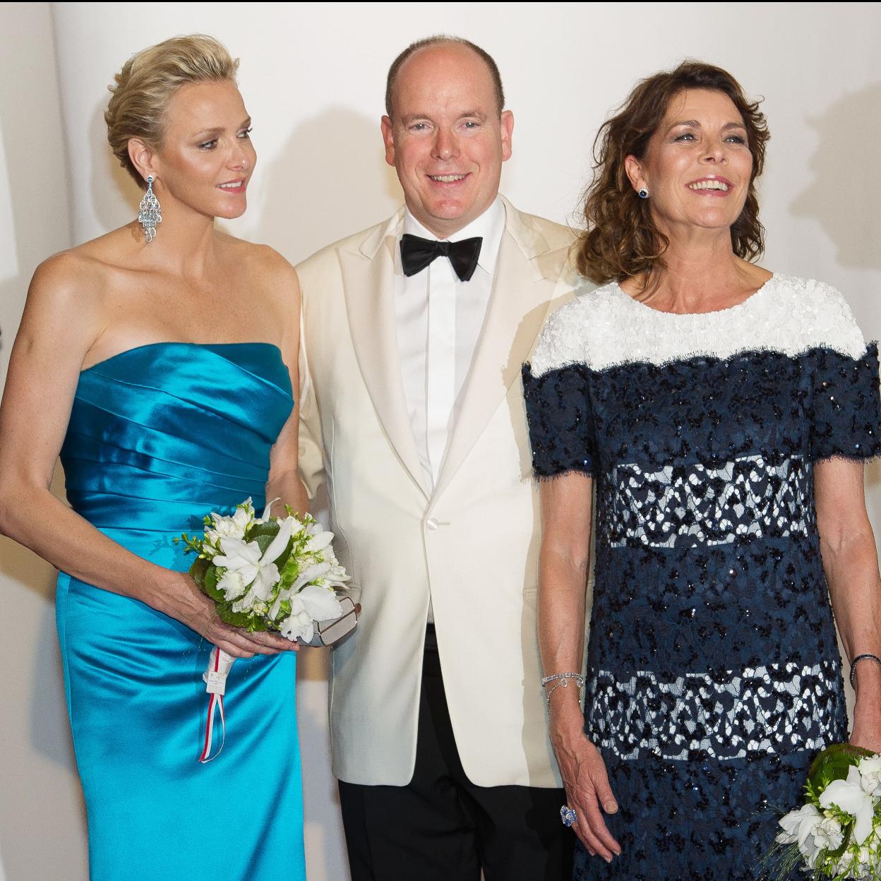 La princesa Charlène de Mónaco, Alberto de Mónaco y Carolina de Hannover.