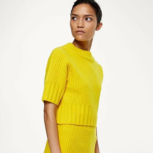 Imagen principal - Conjunto de punto amarillo compuesto por falda y top de Parfois.