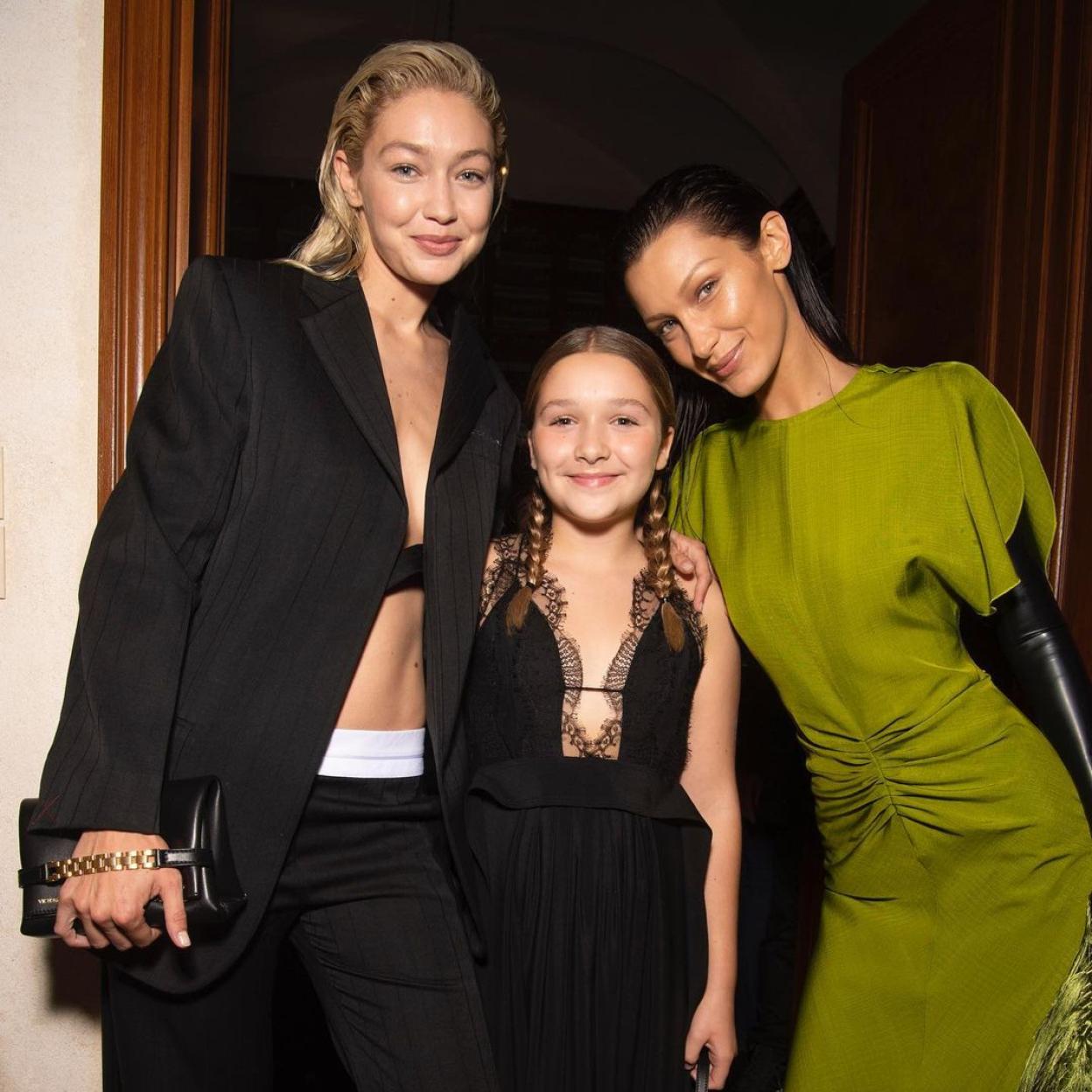 Harper Beckham junto a las modelos Gigi Hadid y Bella Hadid.