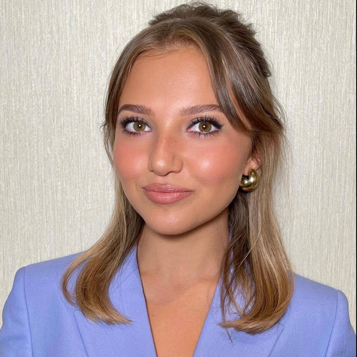 Estos sérums hidratantes con textura jelly repulpan y alisan las arrugas en un flash para tener una piel tan joven como la modelo