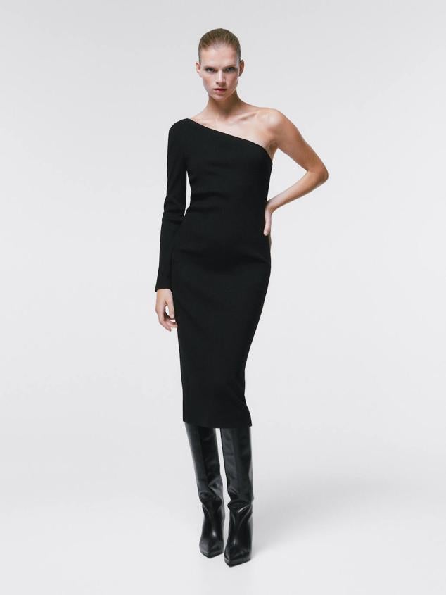 Vestido midi con escote asimétrico, una manga larga y silueta de tubo, color negro, de Massimo Dutti. Cuesta 59,95 euros.