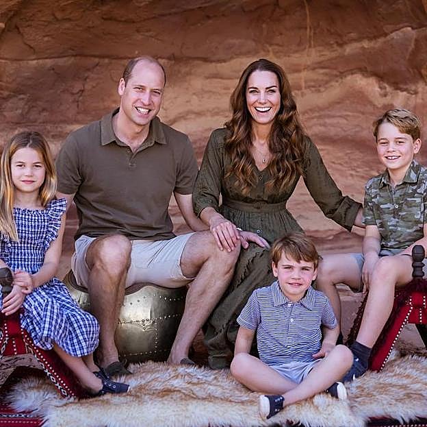 Foto de familia de los entonces duques de Cambridge, en junio de 2021: de izda. a dcha., los príncipes Charlotte, Guillermo, Kate, Louis (sentado) y George.