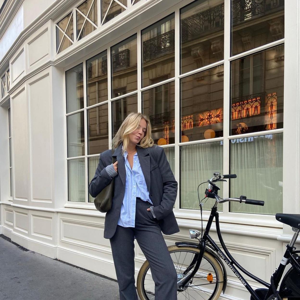 La influencer luce un pantalón vaquero que combina con una camisa azul y una americana extragrande. 