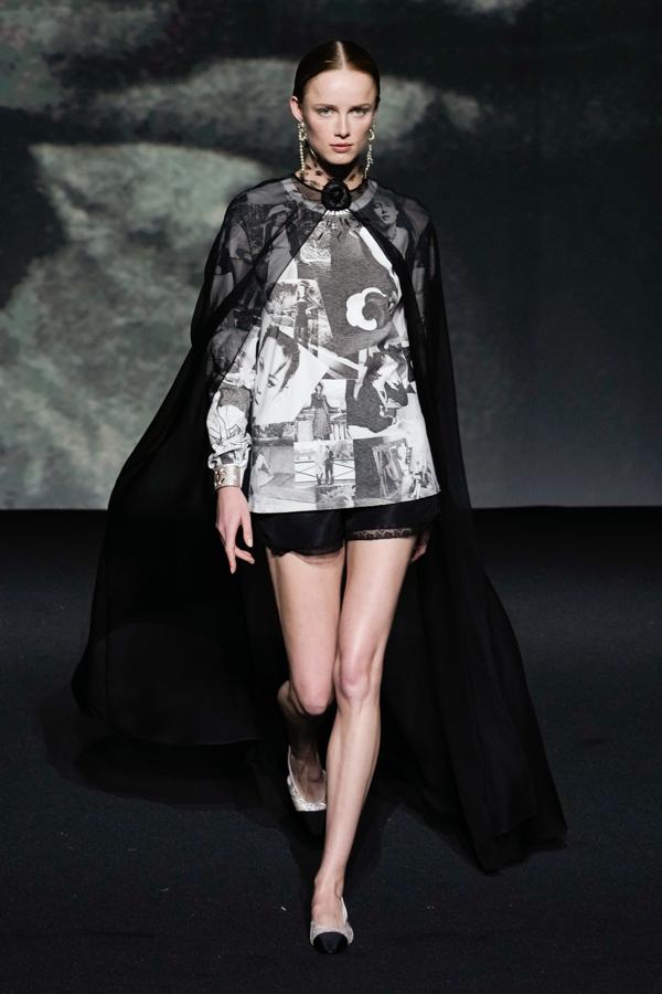 Chanel apuesta por una línea clásica, pero chic. Destacan sobre todo el color rosa y diseños para las amantes de la logomania. Además, las camelias, calcetines con brillos y el estilo preppy con detalles de lazos son los máximos imperantes de la colección. Incluso las transparencias demuestran el lado más sexi de la firma capitaneada por Virginie Viard. 