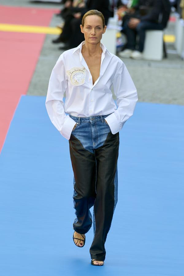 Blazers con hombreras XL y siluetas asimétricas se basan en la sostenibilidad en el desfile de Stella McCartney. Cabe destacar que los slip dresses serán imprescindibles la temporada que viene. Otro de los diseños más enfáticos han sido los de tejido denim, siendo Amber Valleta la protagonista. 