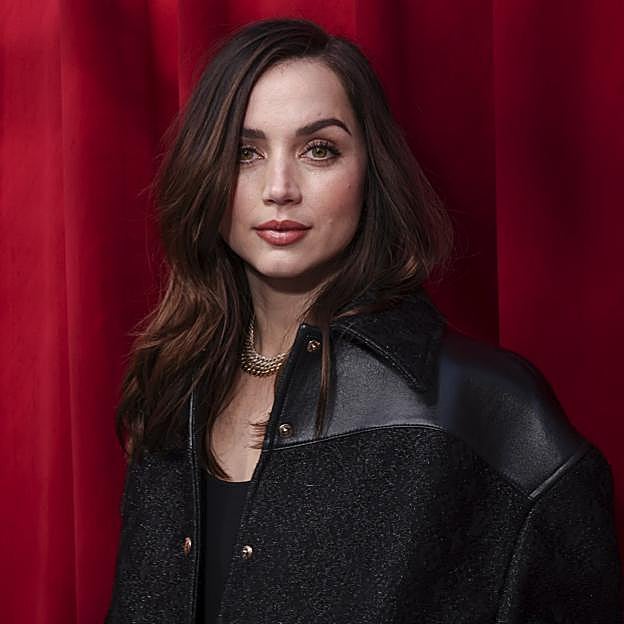 Las botas altas de Ana de Armas que puedes encontrar en Lefties por 40 euros