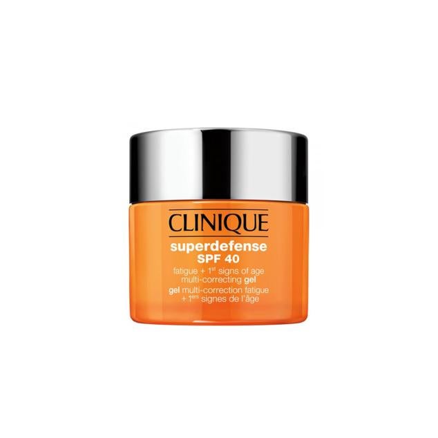 Es la crema Superdefense SPF 40 de Clinique. Es una crema antifatiga que frena los signos del envejecimiento y protege del sol y la polución o el estrés oxidativo. Cómpralo aquí