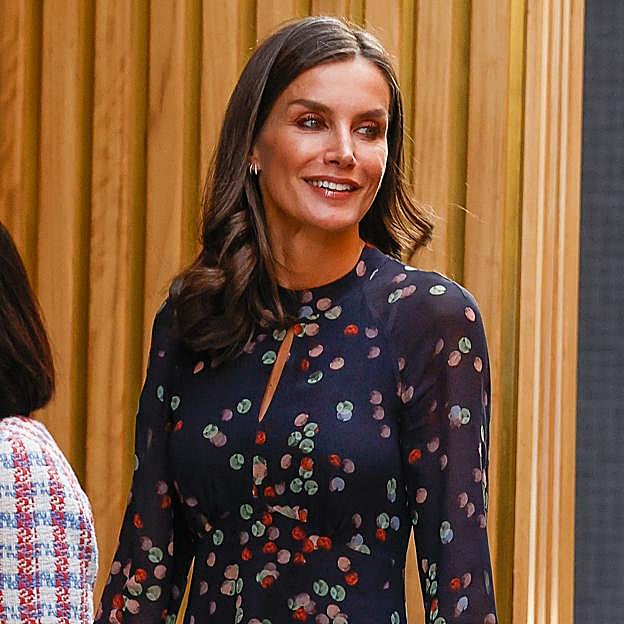 La reina Letizia lleva el vestido de Massimo Dutti más ponible y rejuvenecedor del otoño