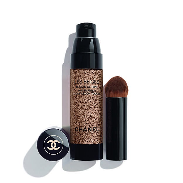 Imagen principal - Base de maquillaje ligera Les Beiges Touche de Teint de Chanel (62 €); Blush Bronzer dúo, en tonos Orgasm X y Casino de NARS (44 €) y crema Multi Intensive Jour de Clarins (114 €).