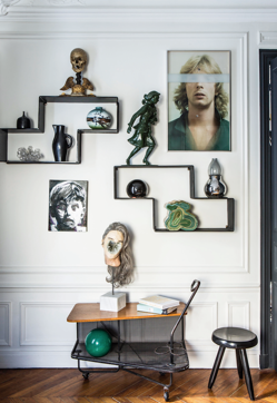 Imagen secundaria 2 - Imagen del dormitorio, mesitas Space Island, de Sacha Walckhoff para Edition van Treeck y detalle de una de las paredes del apartamento del diseñador en París.