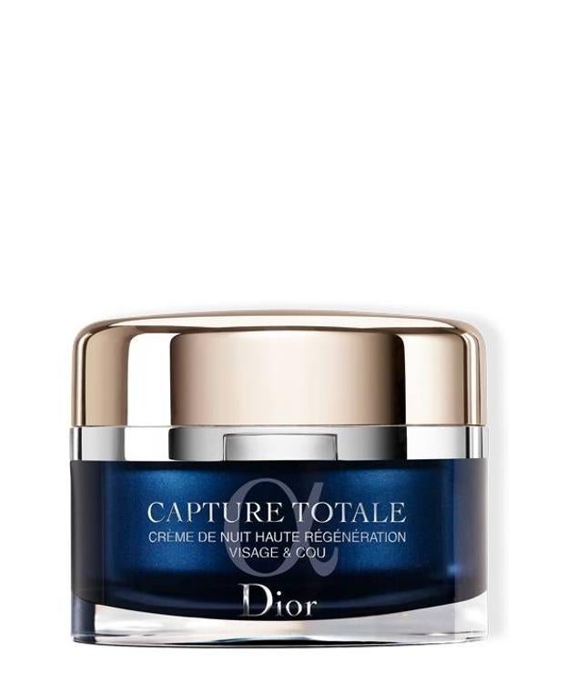 Capture Totale Crème de Nuit Haute Régénération de Dior corrige las arrugas y los signos de fatiga para despertar rejuvenecida y enérgica. Está enriquecida con extracto de longoza y semilla de uva para reactivar la regeneración de las células y atenuar las líneas de expresión y tensión facial. También recupera la densidad, suavidad y firmeza por la adenosina y las proteínas. Cómpralo aquí