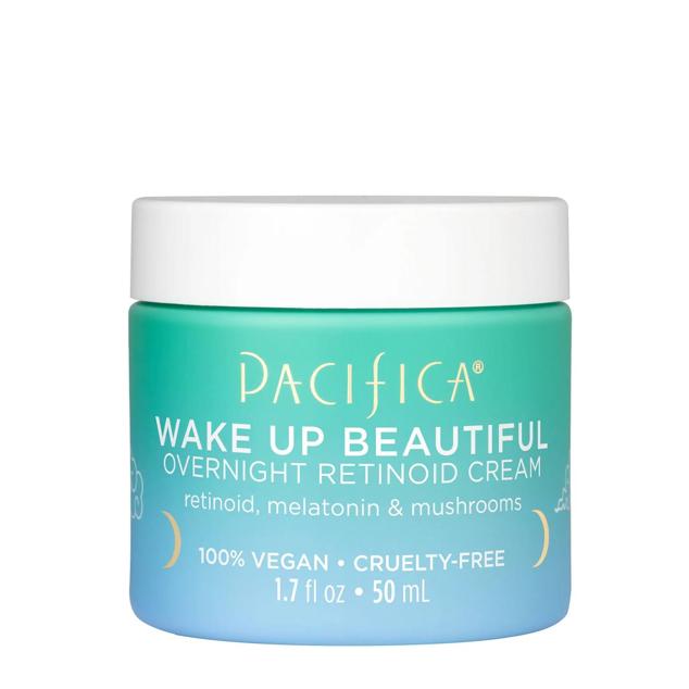 Wake Up Beautiful Overnight Retinoid Cream de Pacifica trabaja en la noche para reparar, hidratar y reponer los componentes que garantizan la juventud en la piel. El RestLab Complex combina unos potentes ingredientes naturales como la rosa, la seta, la quinoa y la peonía con eficacia para reducir los signos de la edad, ayudándose del retinoide granactivo que promueve el colágeno y la renovación celular. Cómpralo aquí