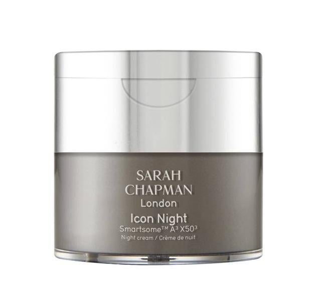 Icon Night Smartsome Night Cream de Sarah Chapman reafirma en profundidad, unifica e ilumina la piel. Emplea la tecnología de encapsulación con activos retinoides y el péptido X503 que estimula la síntesis de colágeno, elastina y la regeneración de células para atenuar drásticamente pigmentación, arrugas, flacidez y fatiga. Y, el complejo con vitamina C, ácido hialurónico y pro y prebióticos refuerza la barrera, aclara, aumenta el brillo y rellena. Cómpralo aquí