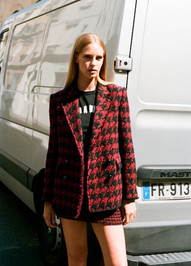 Un total look con falda donde la americana con estampado de pata de gallo es la protagonista. Blazer cruzada de Zara (89,99 euros). 