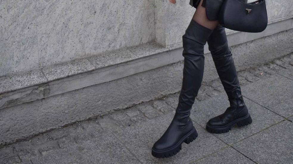 La influencer lleva unas botas XL planas con suela track que aumentan el largo de las piernas