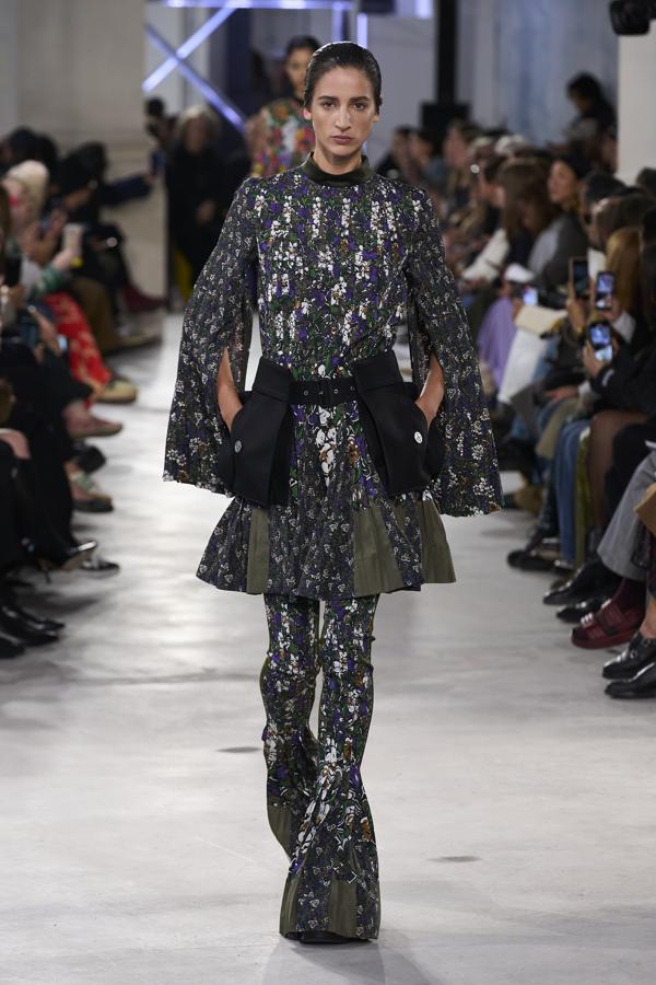 Looks despreocupados conformados por múltiples cortes y pliegues de diferentes tejidos. De este modo, la firma japonesa reinventa el concepto de sastrería con una apuesta en forma de bandas y flecos. Cabe destacar algunos looks futurísticos basados en la tendencia metalizada. 