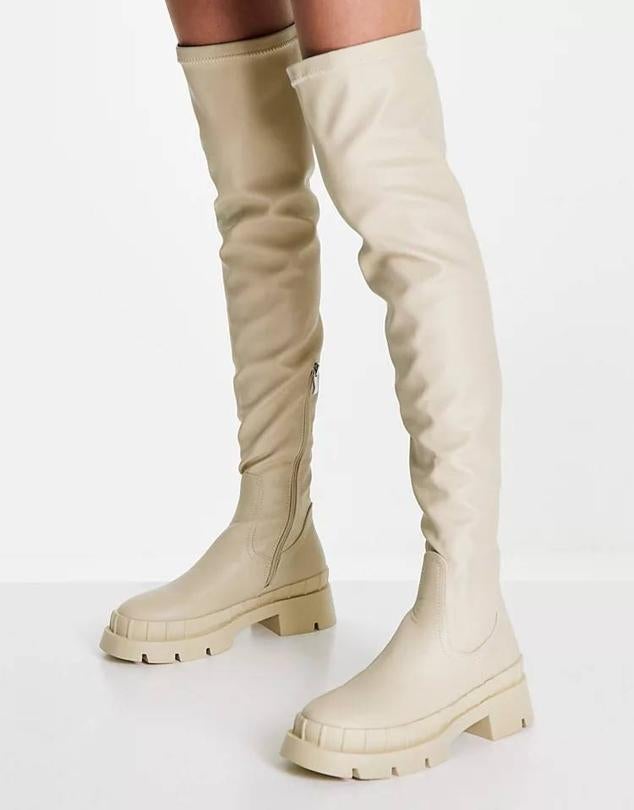 Botas XL tipo calcetín con caña ajustada, puntera redonda y suela track a tono, en crema, de la marca RAID. Están disponibles en Asos por 79,99 euros.