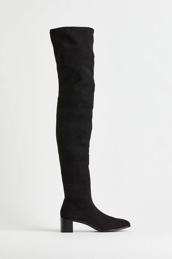 Botas XL en tejido efecto ante con caña ajustada, puntera redonda y tacón bajo y ancho, color negro, de H&M. Puedes comprarlas a 59,99 euros.