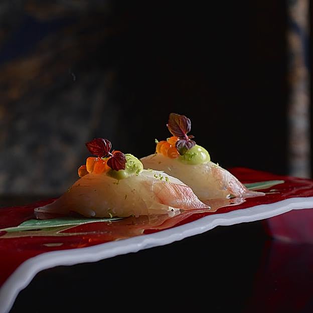 El nigiri de lubina del ISA, uno de los 8 que forman parte de su carta.