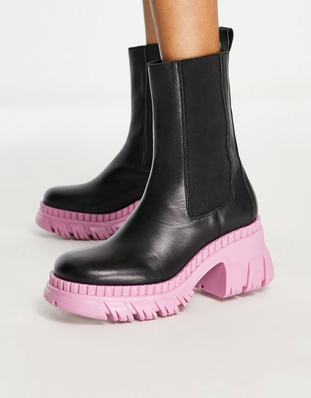 Botines tipo Chelsea con suela de color rosa que imita la tendencia Barbiecore que tanto ansias esta temporada. Son de ASOS. Precio: 107,99 €. Cómpralo aquí