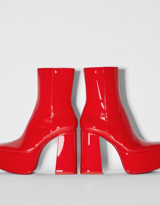 Botines de tacón con plataforma de un color rojo vibrante diseñado con charol. Son de Bershka. Precio: 45,99 €. Cómpralo aquí