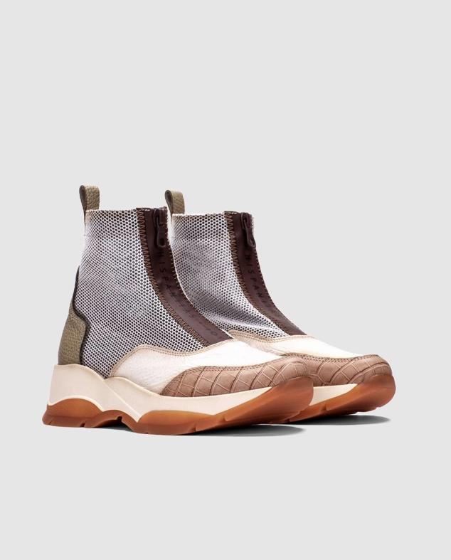 Botines de estilo sport con suelas voluminosas confeccionadas en rejilla. Podrás lucirlos con vaqueros baggy o faldas boho. Son de Hispanitas. Precio: 119,90 €. Cómpralo aquí