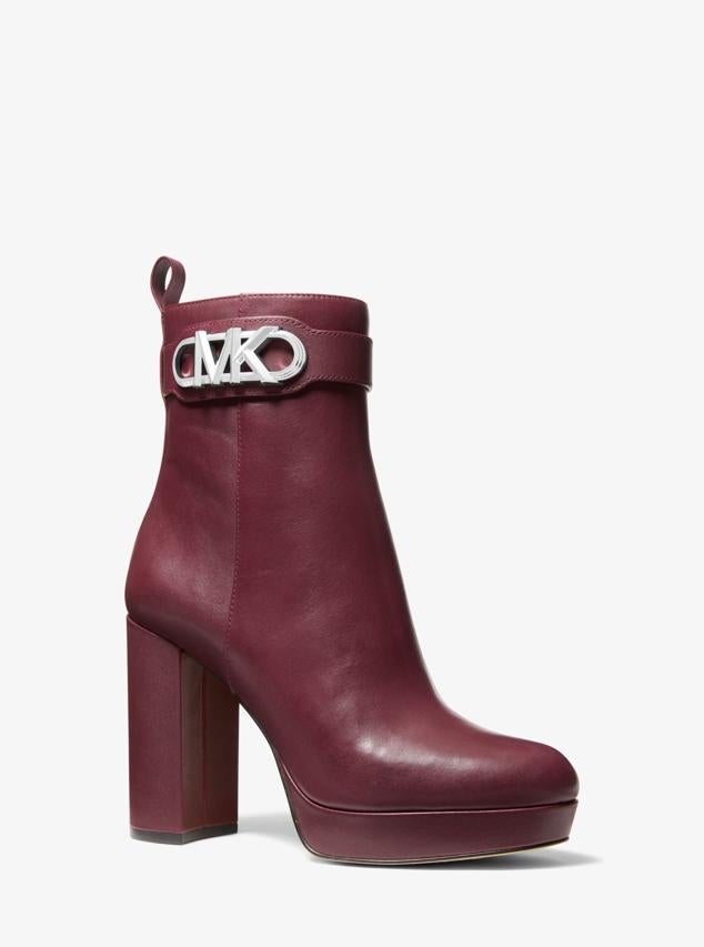 Botines con detalle de logo metalizado para las amantes del calzado más rompedor. Son de Michael Kors. Precio: 275 €. Cómpralo aquí