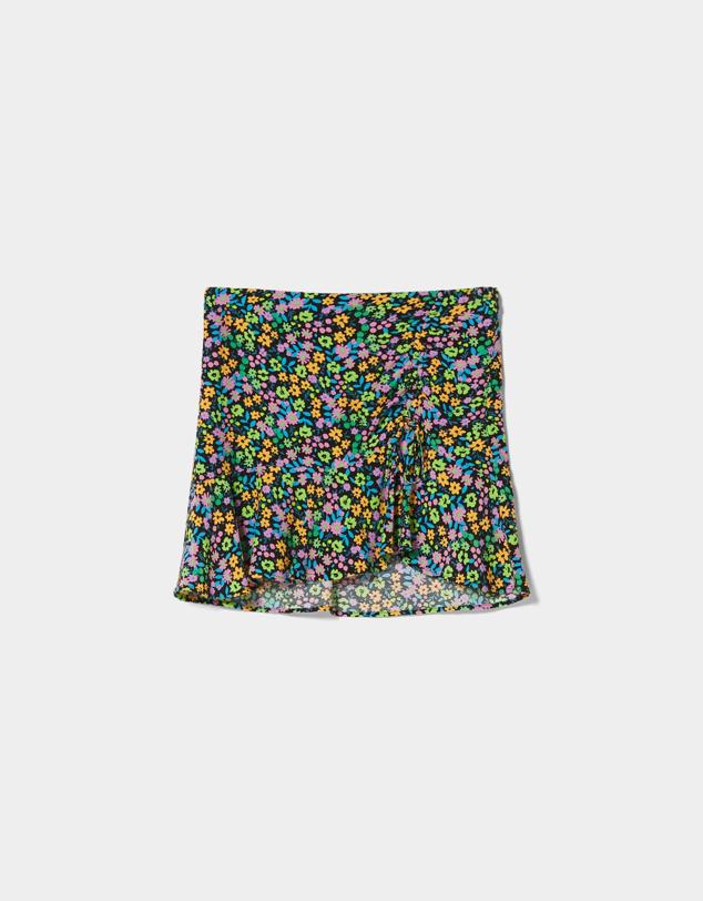 Minifalda fruncida con un print floral multicolor para combinar con todos tus básicos este otoño. Es de Bershka. Precio: 15,99 €. Cómpralo aquí