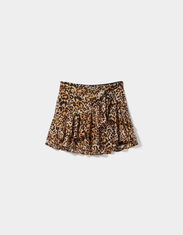 Falda mini de volantes con estampado de animal print con efecto pareo. Es de Bershka. Precio: 25,99 €. Cómpralo aquí
