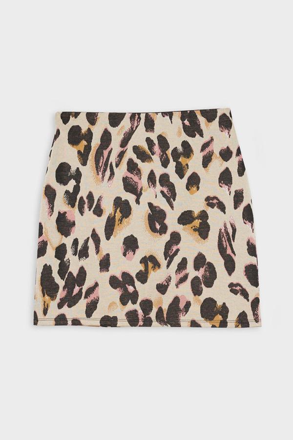 Minifalda diseñada en jacquard con motivos de animal print. Es de Springfield. Precio: 9,99 €. Cómpralo aquí