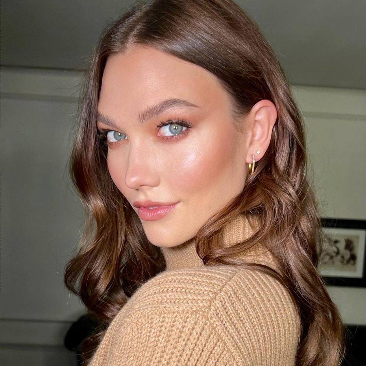 La modelo Karlie Kloss luce la piel más resplandeciente como la que se obtiene con la astaxantina