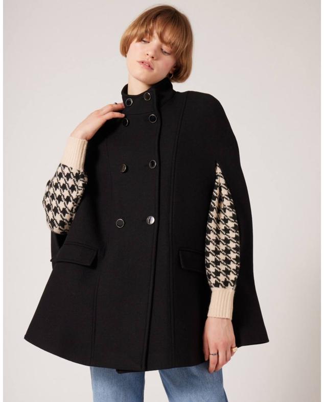 Capa corta con cuello subido, cierre cruzado de doble botonadura a tono, bolsillos con tapeta en el delantero y abertura para la manga, color negro, de Naf Naf. Puedes comprarla por 125,90 euros. Cómpralo aquí