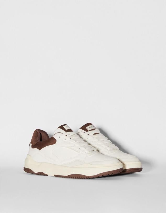 Bershka ha sacado su versión low cost de las zapatillas retro con una combinación en color marrón y blanco. Precio: 29,99 euros.  Cómpralo aquí
