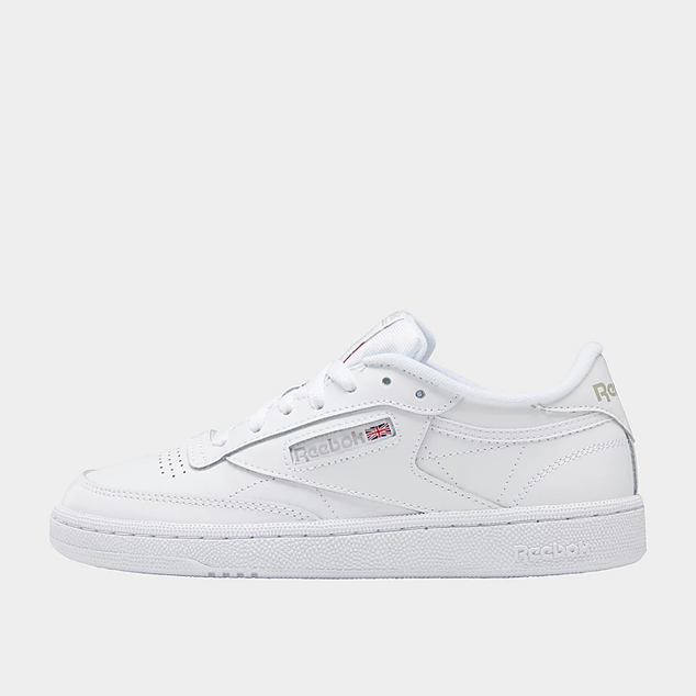 Las Reebok Club C 85 se caracterizan por tener líneas limpias y una estética retro. Están disponibles en varios colores y están triunfando entre las influencers. Precio en JD Sports: 85 euros.  Cómpralo aquí