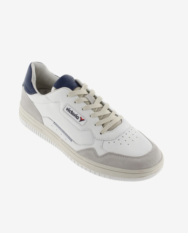 En 1985, año que da nombre a la nueva marca de Victoria, se registró la V signature de la marca de zapatos riojana. Cuarenta años después Victoria le rinde homenaje con una colección de sneakers de espíritu retro inspirados en sus modelos más ochenteros. Y este modelo retro, unisex y en color blanco es nuestro favorito. Precio: 79,90 euros.  Cómpralo aquí
